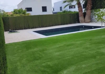 Jardín con cesped y piscina