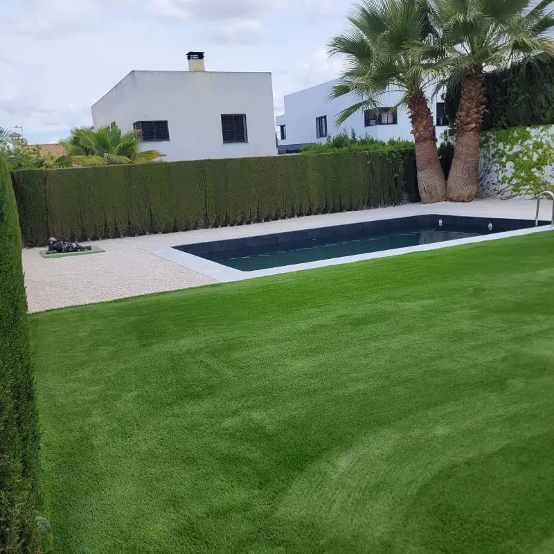 Mantenimiento de jardines Jardín con cesped y piscina